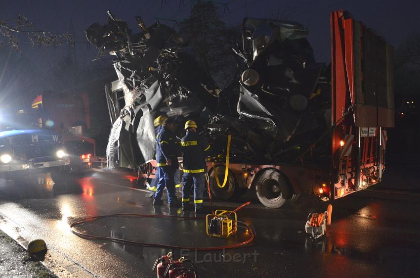 Schwerer VU Bus Zug Düsseldorf P598.JPG